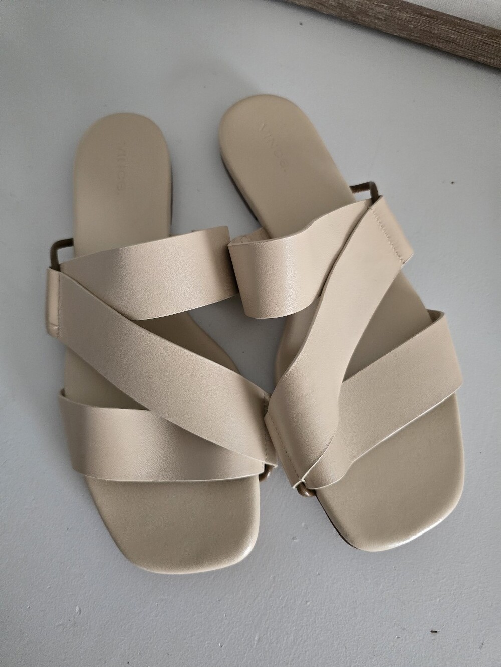 NWOT Vince Dylan Leather Criss-Cross Slide Sandals 11 - Picture 2 of 8